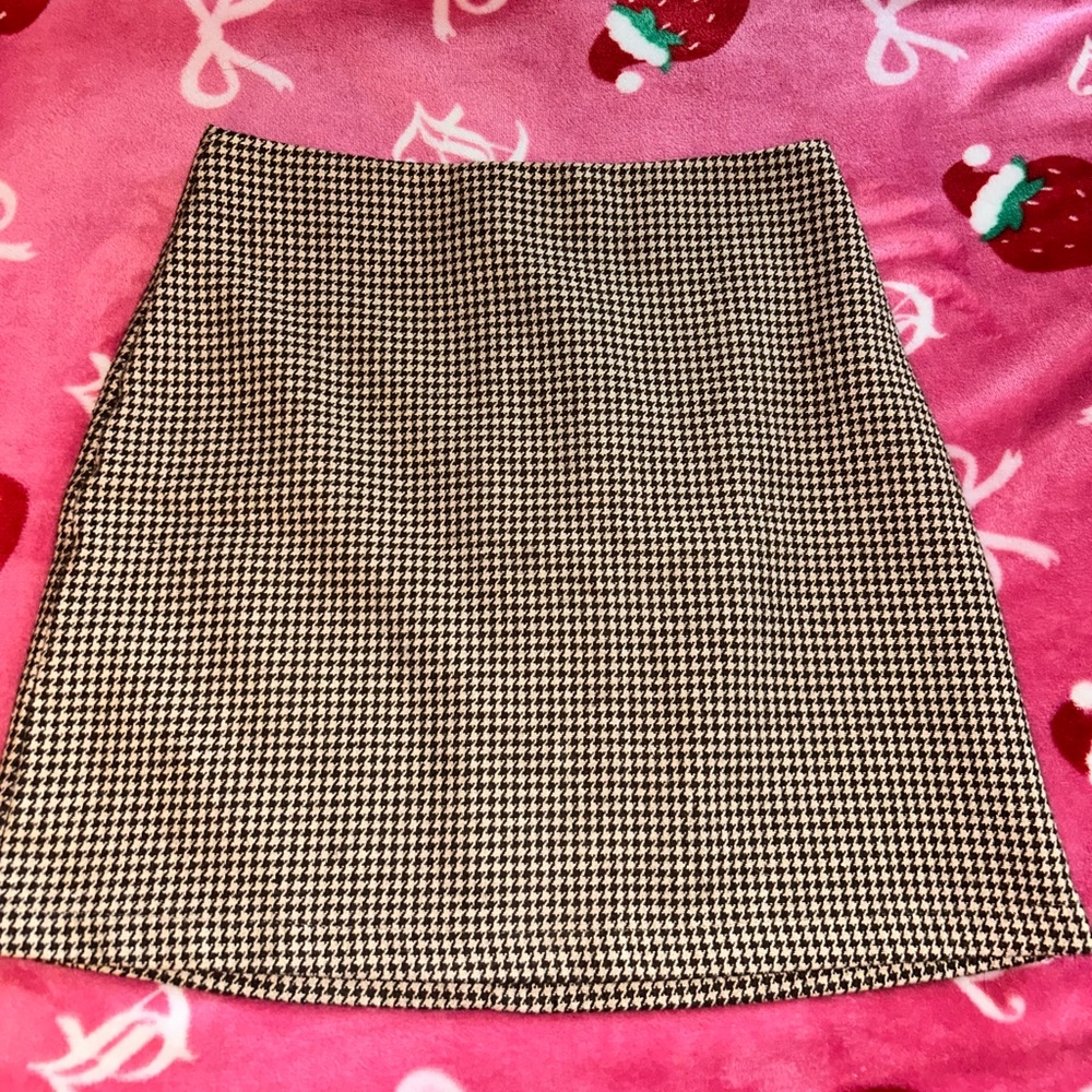 Elegant Houndstooth Midi Skirt